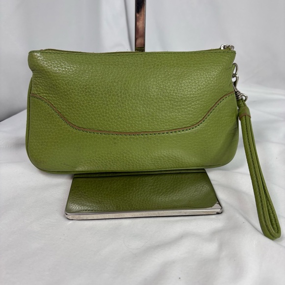 WILSONS LEATHER Green Pebbled Leather Wristlet Clutch Bag Silver Hardware